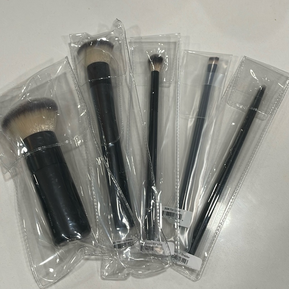 GLO beauty makeup brush set.